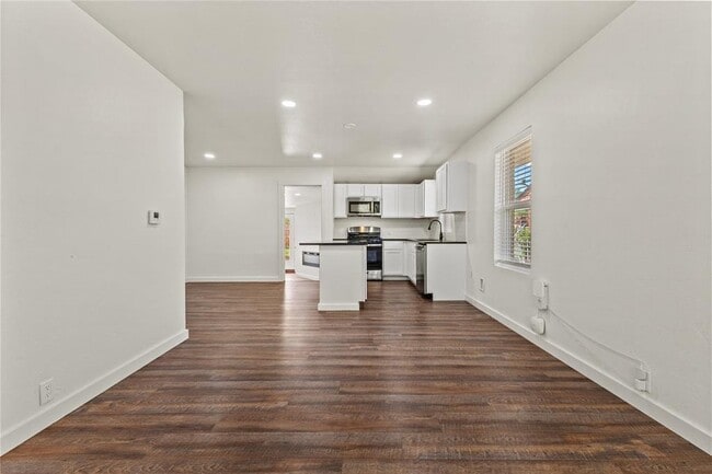 Building Photo - 700 Santa Fe Dr