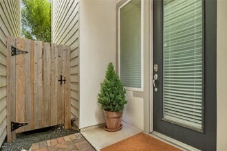 Building Photo - 147 Knightsbridge Park Ln