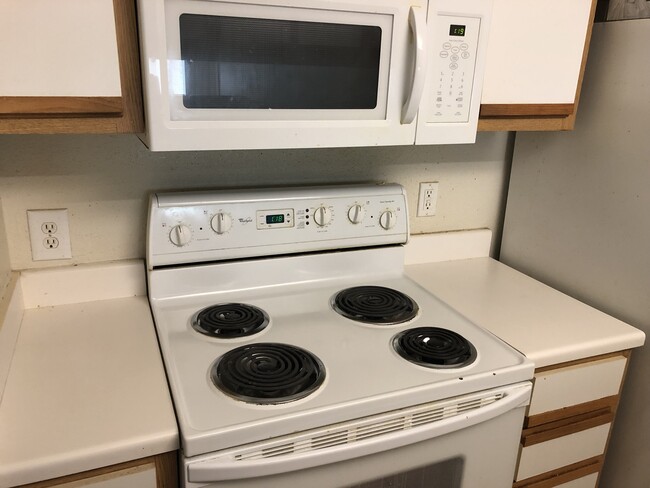 Stove and microwave - 521 Southwest Pky