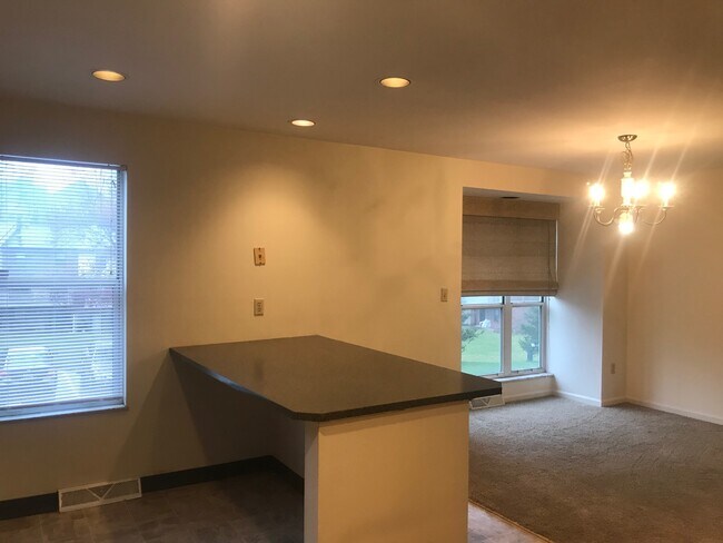 Building Photo - 537 Lakewood Dr