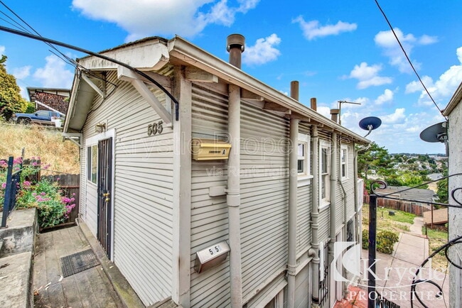 Building Photo - 505 Hichborn St