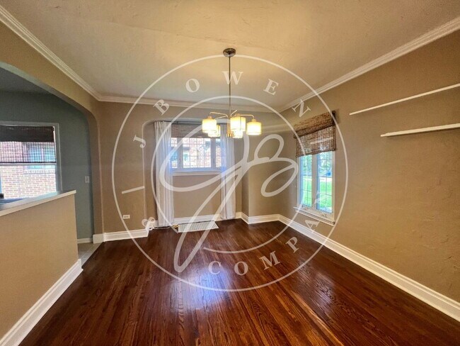 Foto del edificio - 3739 Elmhurst Rd
