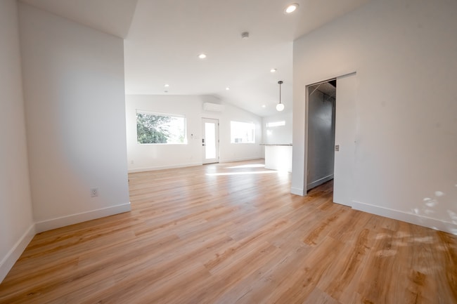 Building Photo - 1514 E Clarendon Ave