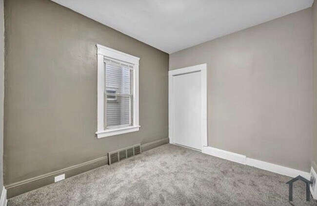 Foto del edificio - 2807 E 124th St