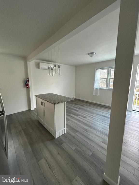 Foto del edificio - 102 E Cedar St