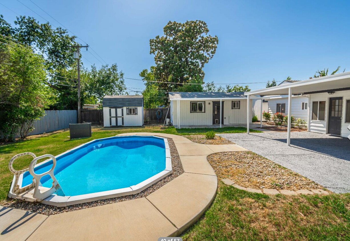 4/2 + Detached Studio & Pool! One Property... - 4/2 + Detached Studio & Pool! One Property...