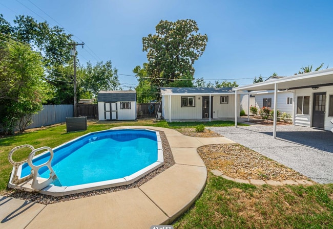 Building Photo - 4/2 + Detached Studio & Pool! One Property...
