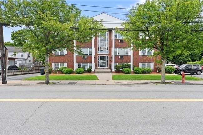 Building Photo - 924 Main St