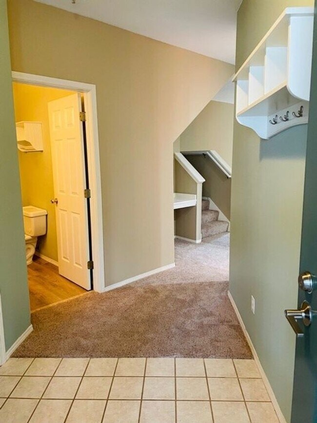Building Photo - 2 Bedroom Plus Den Townhome in Bothell!