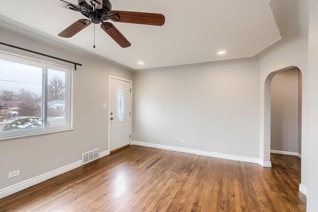 Building Photo - 2685 W Hillside Ave