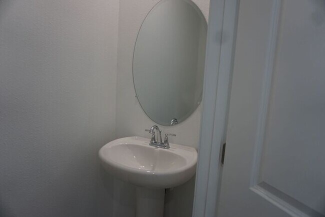 Building Photo - Newly Built 3 Bedroom 2.5 Bathroom Home wi...