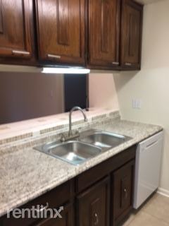 Building Photo - 3530 Village Green Dr