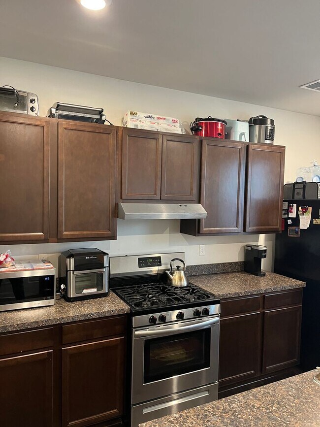 Foto del edificio - Modern 3BR/2.5BA Townhome in Trimble Meadows | LVP Floors | Stainless Kitchen + Island | Upstairs...