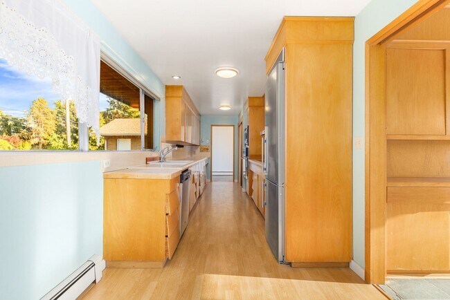 Building Photo - 3 Bedroom Spacious View Home close to Boeing
