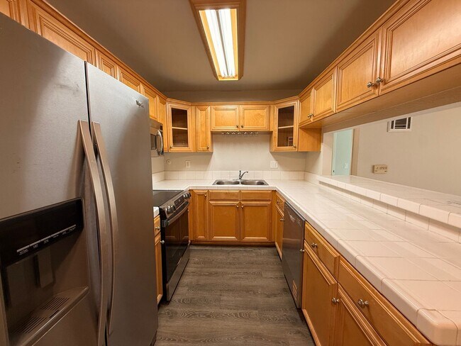 Building Photo - Spacious 3-Bedroom Top-Floor Condo in Chul...