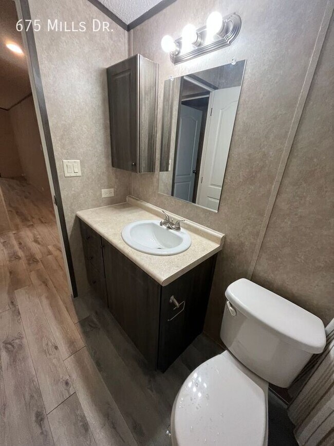 Foto del edificio - 675 E Mls Dr