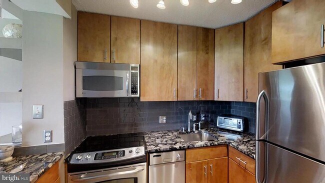 Building Photo - 2059 Huntington Ave