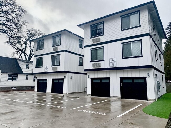 Building Photo - 2633 12th St SE