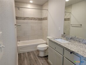 Building Photo - 122 Wind Ridge Dr