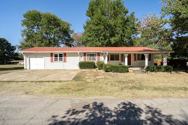 Building Photo - 531 Fern St