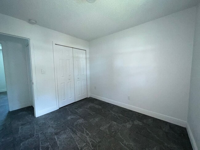 Foto del edificio - Fully Renovated 2 Bed, 1 Bath Duplex in th...