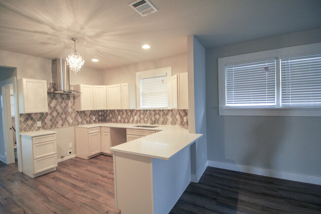 Building Photo - Historic 3/2 Adorable Remodel in Dignowity...