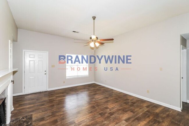 Building Photo - 1 MONTH FREE RENT! No Application Fees! Mo...
