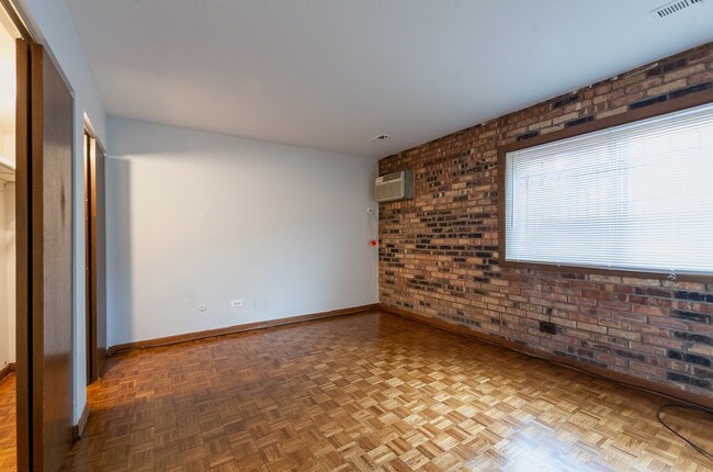 Building Photo - Video Tour Attached! Big Lincoln Park 1 Be...