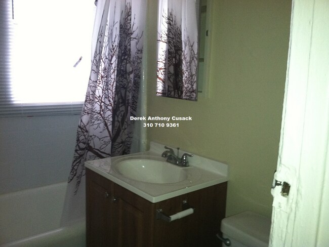 Building Photo - 425 S Grand View St