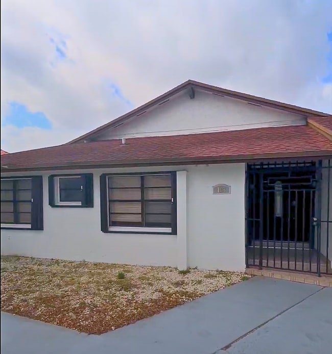 Building Photo - 703 SW 100th Court Cir