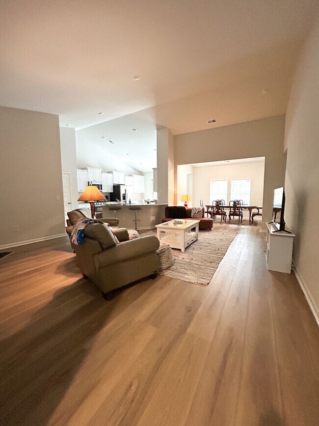 Foto del edificio - Lovely Furnished 3 bd/ 2 ba home