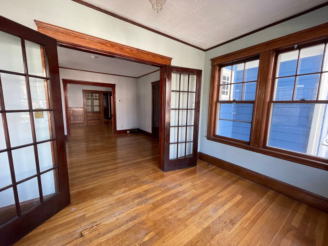 Primary Photo - 55 Linden St