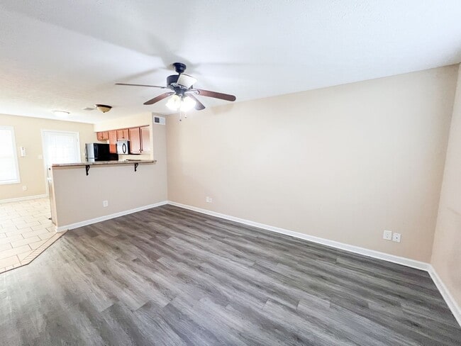 Foto del edificio - 2 Bedroom 1.5 Bathroom Townhome