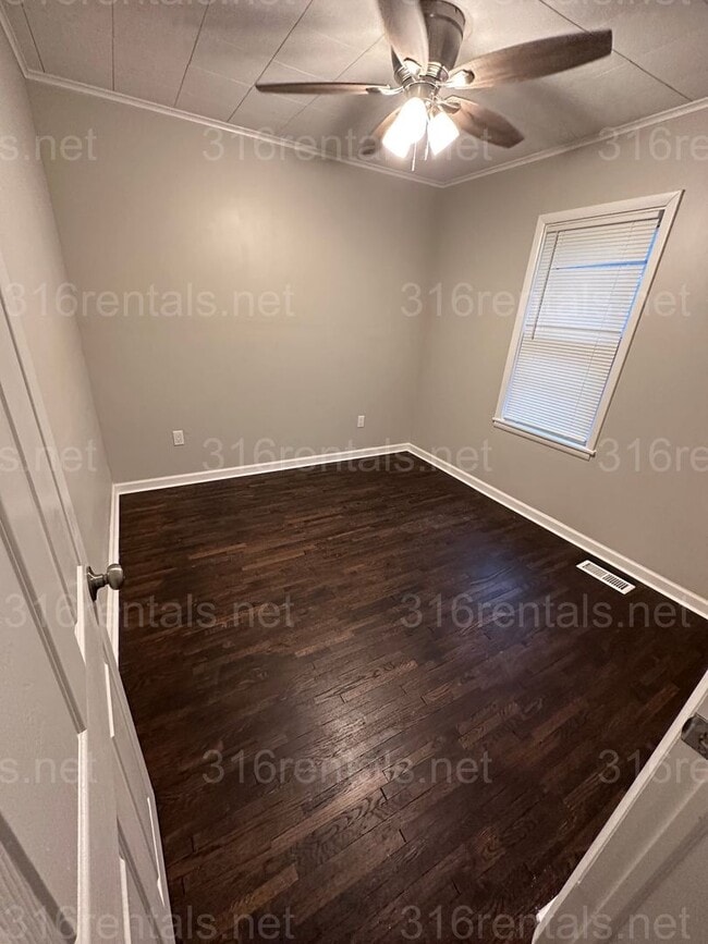 Building Photo - $1050 - 3 bedroom / 1 bathroom - Single Fa...