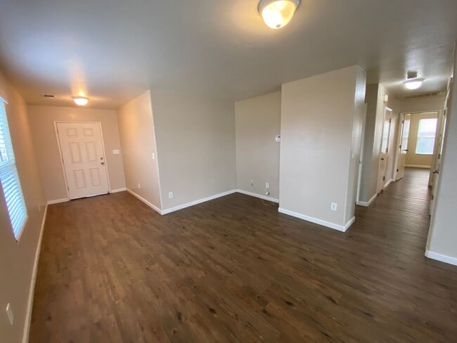 Building Photo - Lovely SW Visalia home in a great school d...