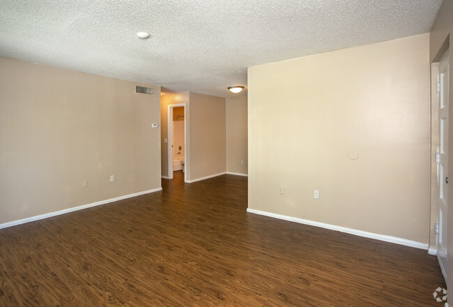 1BD/1BA - 700 SqFt - Living Area - Skye Oaks