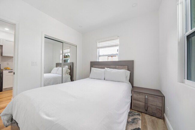 Building Photo - 251 Royal Poinciana Way