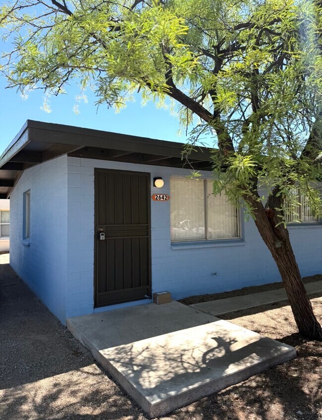 Foto del edificio - 2642 N Santa Rita Ave