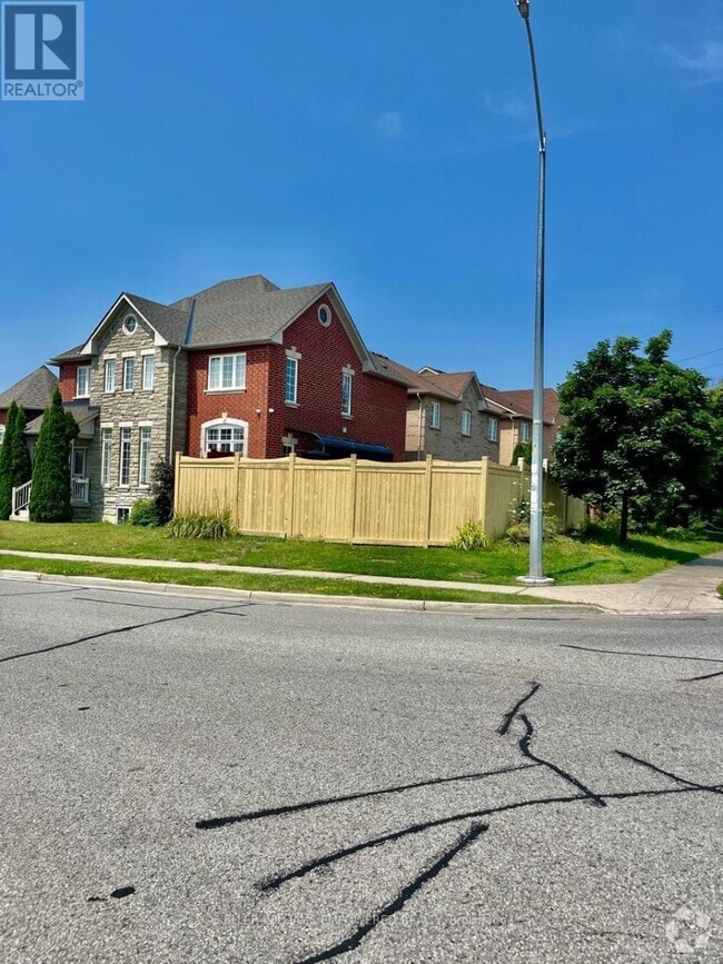 Building Photo - 92 Polonia Ave