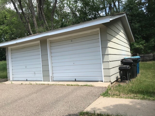 Garage - 233 Jackson Ave N