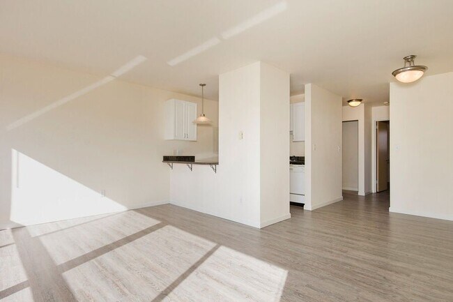 Foto del edificio - 5210 Russell Ave NW