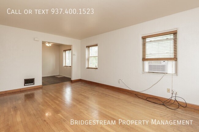 Building Photo - Upper-Level 1 Bedroom, 1 Bath Unit with De...