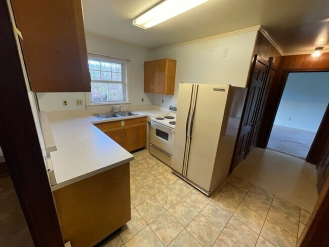 Building Photo - Beautiful Private 1 Bedroom 2 Bathroom Home!