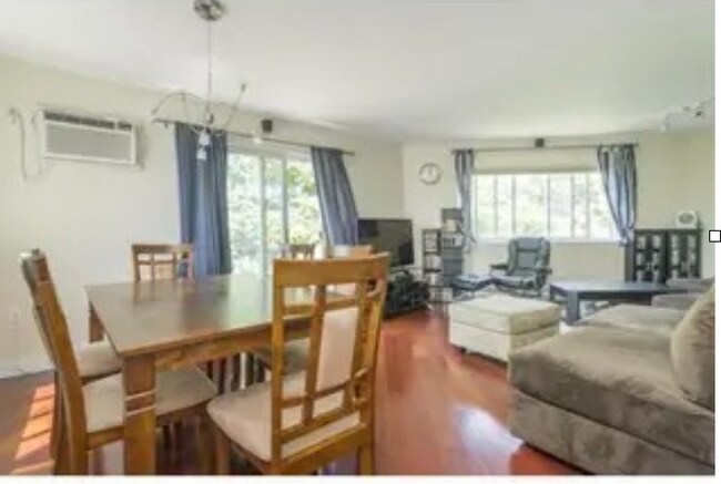 Dining/LR - 10 Orleans St