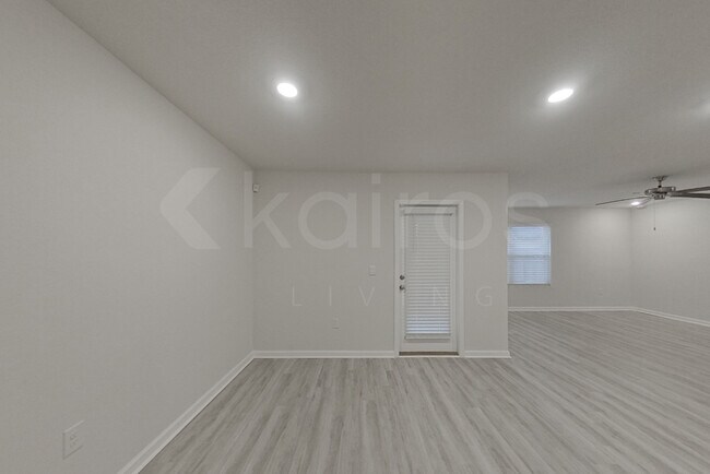 Foto del edificio - 4793 Malay Cir