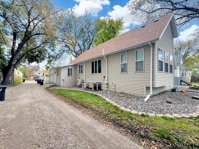 Side - 1118 9th Ave N