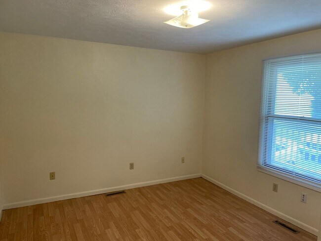 Foto del edificio - 813-813 W Poplar St