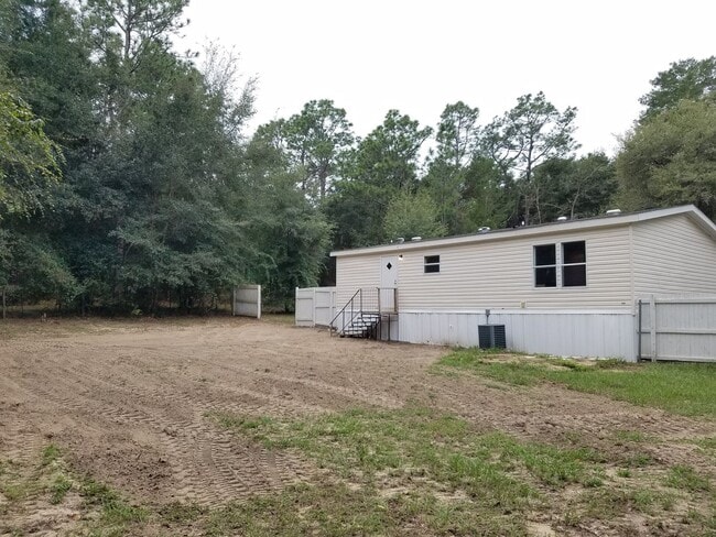 Building Photo - 3 Bed 2 Bath w/ HUGE screen porch on partially FENCED 1/3 Acre!