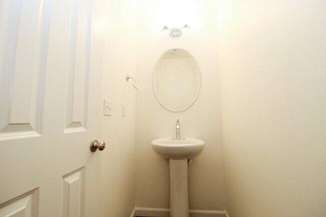 Foto del edificio - Spacious Rental! 3bed 3bath 2039sf 2 Car Garage A/C + Bonus Room