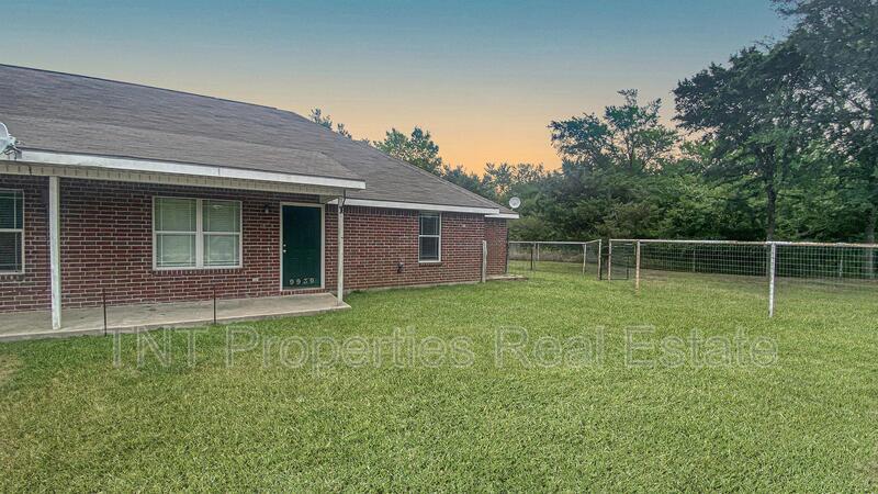 Primary Photo - 9939 Risky's Ranch Dr